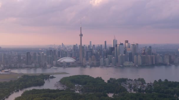 多伦多 加拿大 大约2019年 日落时从空中俯瞰多伦多 直升机用Cineflex Gimbal和Red 8K相机拍摄 — 图库视频影像