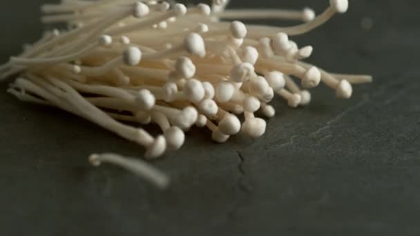 Enoki Μανιτάρι Κοντινό Πλάνο Τροφίμων Γυρίστηκε Στην Κάμερα Phantom Flex — Αρχείο Βίντεο