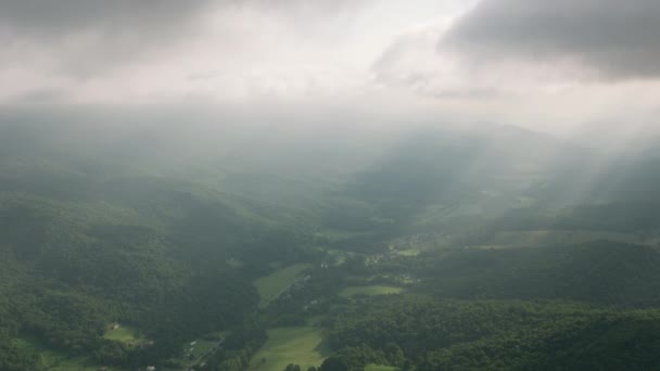 Video Über Grüne Ländliche Landschaft Aus Der Luft — Stockvideo