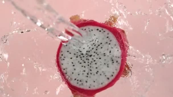 Νερό Που Περιστρέφεται Από Φρούτα Δράκου Ροζ Φόντο Πυροβολήθηκε Αργή — Αρχείο Βίντεο