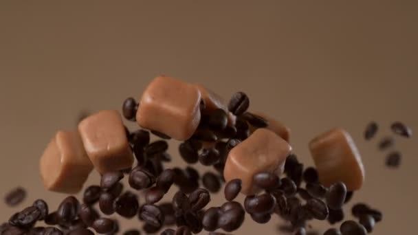 咖啡豆和焦糖慢动作飞行 用幻影Flex 4K相机拍摄 — 图库视频影像