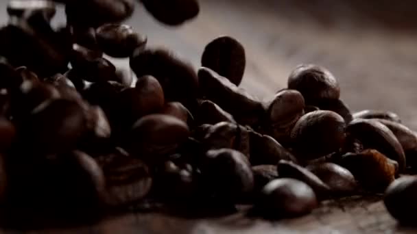 Koffiebonen Vallen Houten Oppervlak Slow Motion Opgenomen Met Phantom Flex — Stockvideo