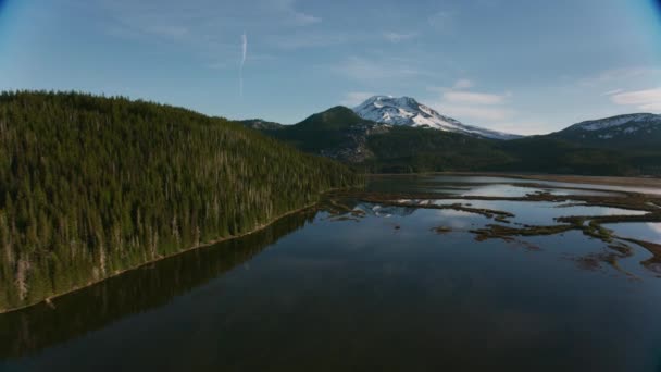 カスケード山脈 オレゴン州 2019年頃 姉妹山の空中ビュー シネフレックスジンバルとRed 8Kカメラでヘリコプターから撮影 — ストック動画