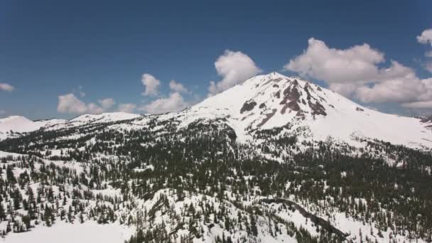 Cascade Mountains California 2017 Aerial View Lassen Peak Снято Вертолета — стоковое видео