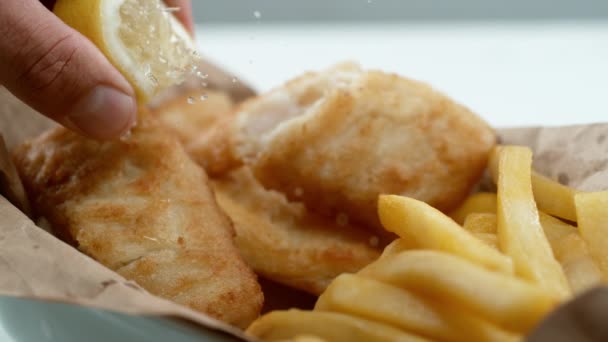 Ikan Dan Chips Dengan Lemon Dalam Gerakan Lambat Ditembak Dengan — Stok Video