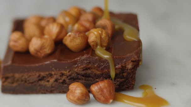 Salsa Caramello Versando Sopra Cioccolato Brownie Nocciola Girato Con Telecamera — Video Stock