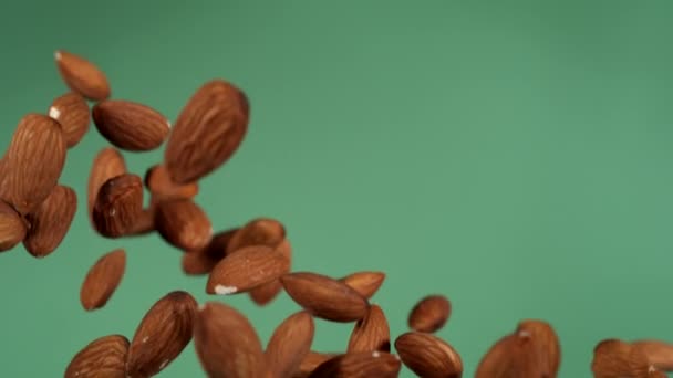 Nuts Repül Fel Lassított Felvételen Zöld Képernyőn Fényképezte Phantom Flex — Stock videók