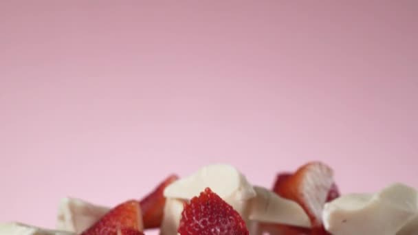 白巧克力和草莓块慢吞吞地飞着 用幻影Flex 4K相机拍摄 — 图库视频影像