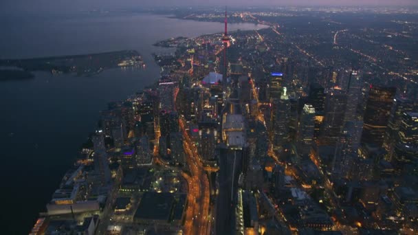 2019年から2019年にかけてカナダのトロント 夕暮れ時のトロントの空中ビュー シネフレックスジンバルとRed 8Kカメラでヘリコプターから撮影 — ストック動画