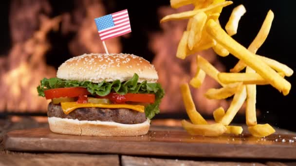 Aufnahmen Traditioneller Amerikanischer Burger Mit Fleisch — Stockvideo