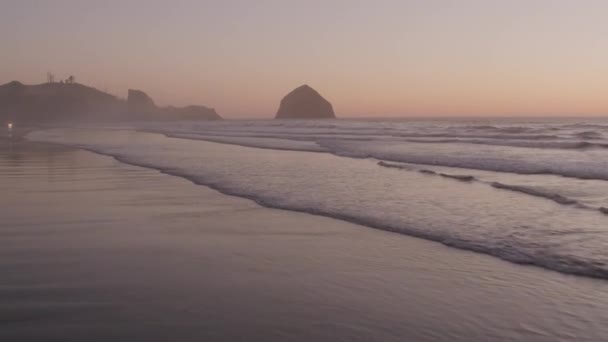 美しいビーチや海の上の日の出 — ストック動画