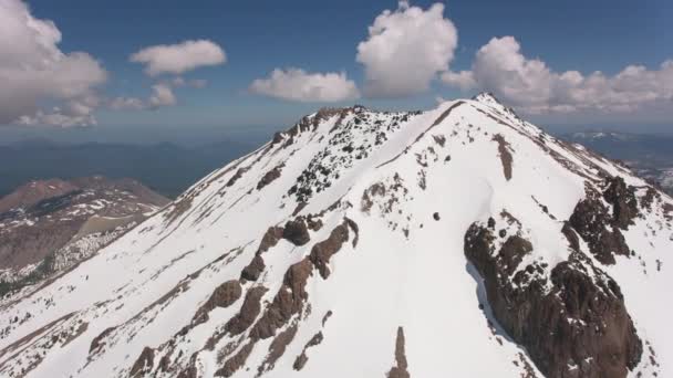 加利福尼亚喀斯喀特山脉 2019年左右 拉森峰的空中景观 直升机用Cineflex Gimbal和Red 8K相机拍摄 — 图库视频影像