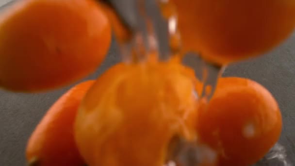 Kumquat Putoaa Kostealle Alustalle Hidastettuna Laukaus Phantom Flex Kameralla — kuvapankkivideo
