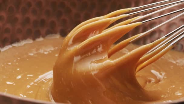 Caramel Fondu Dégoulinant Fouet Gros Plan Sur Nourriture — Video