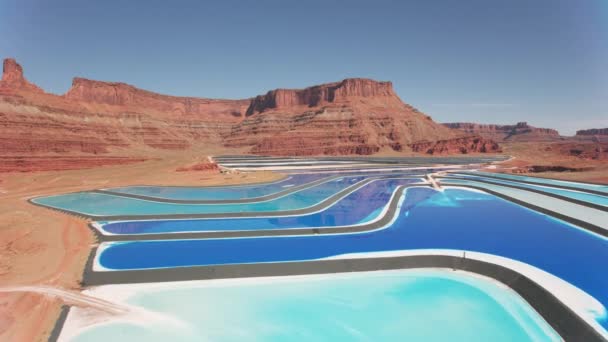 Utah 2019 Dolaylarında Potash Buharlaşma Göletlerinin Havadan Görünüşü Helikopterden Cineflex — Stok video