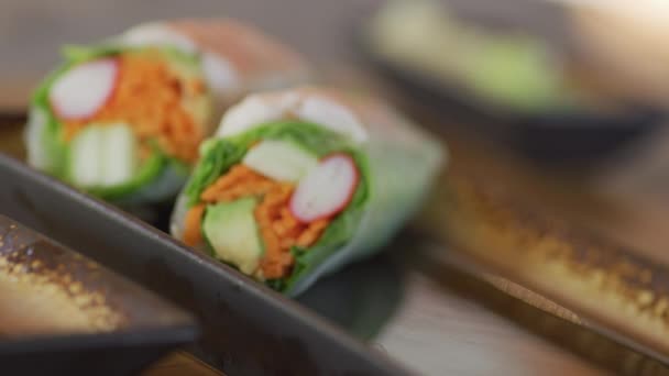 Rolos Caranguejo Sushi Sendo Colocados Placa — Vídeo de Stock