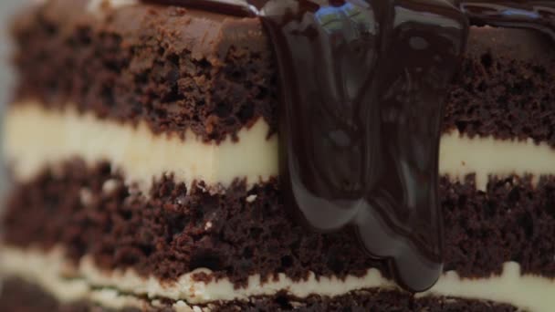 Çikolatalı Brownie Tatlısının Üzerine Çikolata Dökülüyor Kırmızı Kamerayla Çekilmiş — Stok video