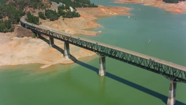 カリフォルニア州シャスタ湖2021年8月 夏の干ばつの間のシャスタ湖の空中ビュー — ストック動画