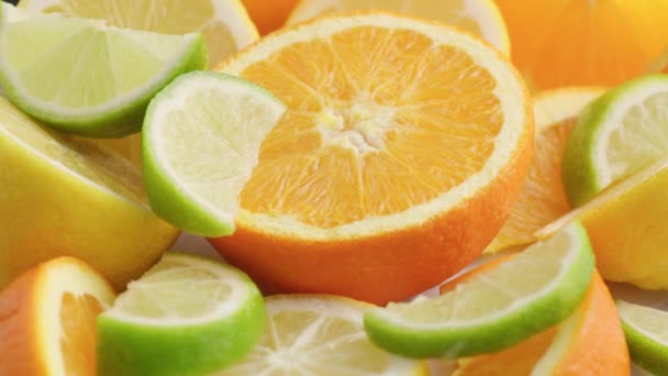 Olika Färska Skivade Citrusfrukter Apelsin Citron Lime — Stockvideo