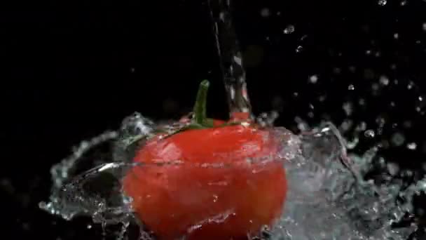 Água Girando Fora Tomate Movimento Super Lento Tiro Com Câmera — Vídeo de Stock