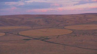 Oregon circa-2021: Columbia River Gorge yakınlarındaki tarım arazilerinin havadan görünüşü. Helicopter 'dan Cineflex ve RED 8K.