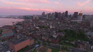 Boston, Massachusetts 2019 dolaylarında. Gün batımında Boston 'un hava manzarası. Helikopterden Cineflex gimbal ve RED 8K kamerayla çekildi..