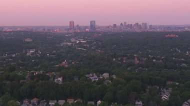 Boston, Massachusetts 2019 dolaylarında. Gün batımında Boston 'un hava manzarası. Helikopterden Cineflex gimbal ve RED 8K kamerayla çekildi..
