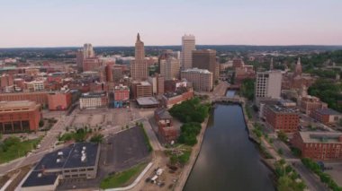 Providence, Rhode Island, 2019 civarı. Providence 'ın havadan görünüşü. Helikopterden Cineflex gimbal ve RED 8K kamerayla çekildi..