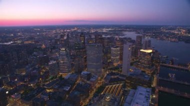 Boston, Massachusetts 2019 dolaylarında. Gün batımında Boston 'un hava manzarası. Helikopterden Cineflex gimbal ve RED 8K kamerayla çekildi..
