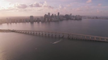 Miami, Florida 2019 dolaylarında. Gün batımında Miami 'nin hava manzarası. Helikopterden Cineflex gimbal ve RED 8K kamerayla çekildi..