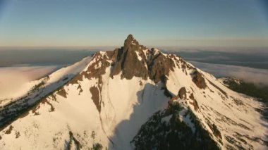 Cascade Dağları, Oregon 2019 dolaylarında. Üç Parmaklı Jack 'in hava görüntüsü. Helikopterden Cineflex gimbal ve RED 8K kamerayla çekildi..