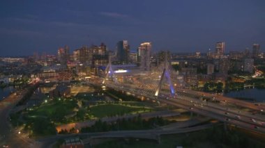 Boston, Massachusetts 2019 dolaylarında. Geceleri Boston 'un hava manzarası. Helikopterden Cineflex gimbal ve RED 8K kamerayla çekildi..