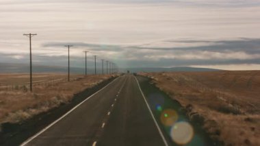 Oregon 'daki Oregon Rüzgar Türbinleri Çiftliği üzerinde uçuyor..