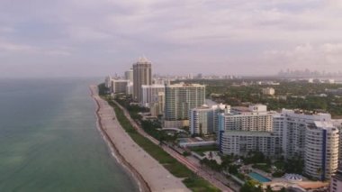 Miami, Florida 2019 dolaylarında. Miami plajının gündüz hava görüntüsü. Helikopterden Cineflex gimbal ve RED 8K kamerayla çekildi..