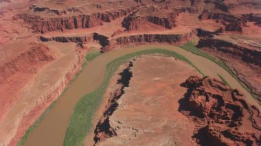 Canyonlands Ulusal Parkı, Utah 2019 dolaylarında. Kanyonlar 'ın havadan görünüşü. Helikopterden Cineflex gimbal ve RED 8K kamerayla çekildi..