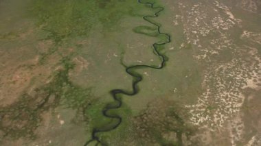 Nevada, ABD 2019 dolaylarında. Bataklık bölgesindeki soyut desenlerin havadan görünüşü. Helikopterden Cineflex gimbal ve RED 8K kamerayla çekildi..