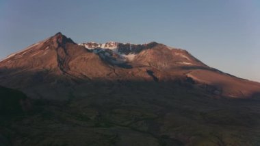 Saint Helens Dağı, Washington 2019 dolaylarında. Saint Helens Dağı 'nın havadan görünüşü. Helikopterden Cineflex gimbal ve RED 8K kamerayla çekildi..