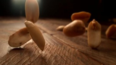 Yer fıstıkları ağır çekimde ahşap yüzeye düşüyor. Phantom Flex 4K kamera ile çekildi..