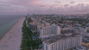 Miami, Florida 2019 dolaylarında. Gün batımında Miami Plajı 'nın havadan görüntüsü. Helikopterden Cineflex gimbal ve RED 8K kamerayla çekildi..