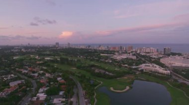 Miami, Florida 2019 dolaylarında. Gün batımında Miami Plajı 'nın havadan görüntüsü. Helikopterden Cineflex gimbal ve RED 8K kamerayla çekildi..
