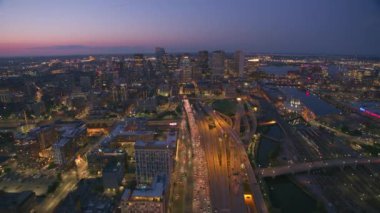 Boston, Massachusetts 2019 dolaylarında. Gün batımında Boston 'un hava manzarası. Helikopterden Cineflex gimbal ve RED 8K kamerayla çekildi..