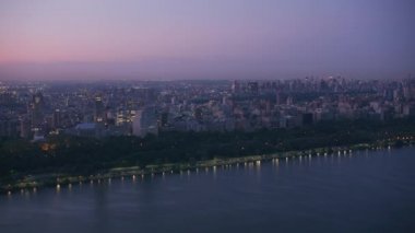 New York City, New York dolaylarında 2019. Gün doğumunda New York 'un havadan görüntüsü. Helikopterden Cineflex gimbal ve RED 8K kamerayla çekildi..