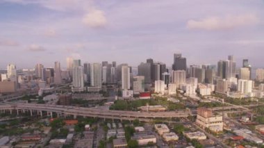 Miami, Florida 2019 dolaylarında. Gün batımında Miami 'nin hava manzarası. Helikopterden Cineflex gimbal ve RED 8K kamerayla çekildi..