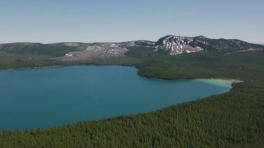 Cascade Dağları, Oregon - 2019 dolaylarında Newberry Volkanı ve Paulina Gölü 'nün havadan görünüşü. Helikopterden Cineflex gimbal ve RED 8K kamerayla çekildi..