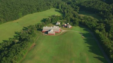 Massachusetts 2019 dolaylarında. Yeşil çiftlik arazileri, ahır ve çiftlik evinin havadan görünüşü. Helikopterden Cineflex gimbal ve RED 8K kamerayla çekildi..