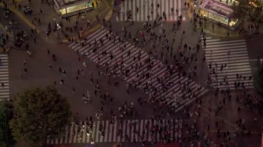 Tokyo, Japonya 2018 dolaylarında. Gece Shibuya Geçidi 'nin havadan görünüşü. Kırmızı kamerayla helikopterden çekilmiş..