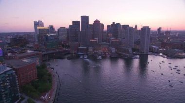 Boston, Massachusetts 2019 dolaylarında. Gün batımında Boston 'un hava manzarası. Helikopterden Cineflex gimbal ve RED 8K kamerayla çekildi..