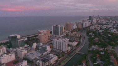 Miami, Florida 2019 dolaylarında. Gün batımında Miami Plajı 'nın havadan görüntüsü. Helikopterden Cineflex gimbal ve RED 8K kamerayla çekildi..