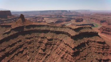 Canyonlands Ulusal Parkı, Utah 2019 dolaylarında. Kanyonlar 'ın havadan görünüşü. Helikopterden Cineflex gimbal ve RED 8K kamerayla çekildi..