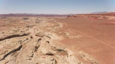 Canyonlands Ulusal Parkı, Utah 2019 dolaylarında. Kanyonlar 'ın havadan görünüşü. Helikopterden Cineflex gimbal ve RED 8K kamerayla çekildi..